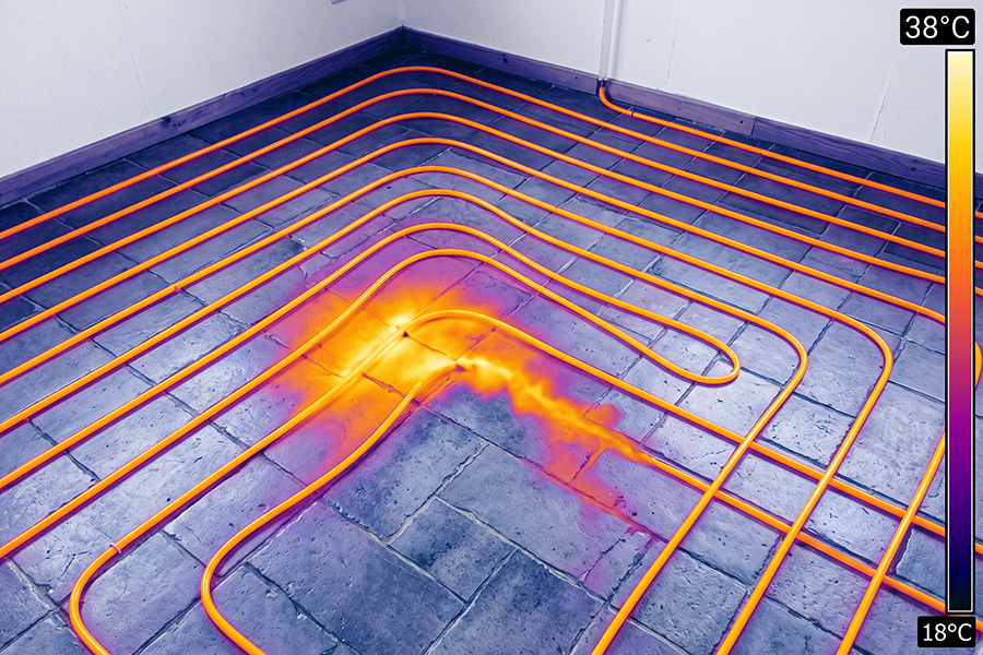 Warmtebeeld van een vloer met het leidingverloop van de vloerverwarming, dat bij één bocht uitwaaiert